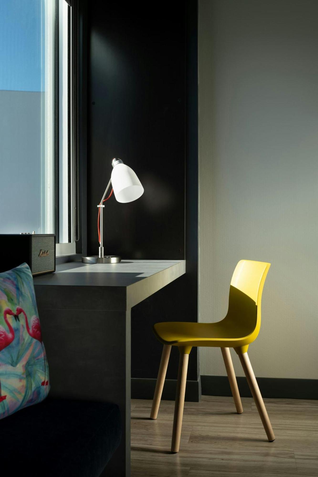 Chambre Lit King-Size Splash - Accessible aux Personnes à Mobilité Réduite - Vue sur Piscine